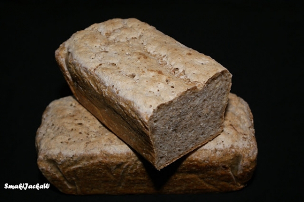 Chlebek na zakwasie żytnim z mąki pszennej i żytniej