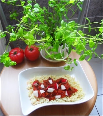 Letni makaron w ostrym sosie pomidorowym