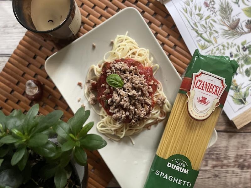 Spaghetti z sosem pomidorowym i bazylią