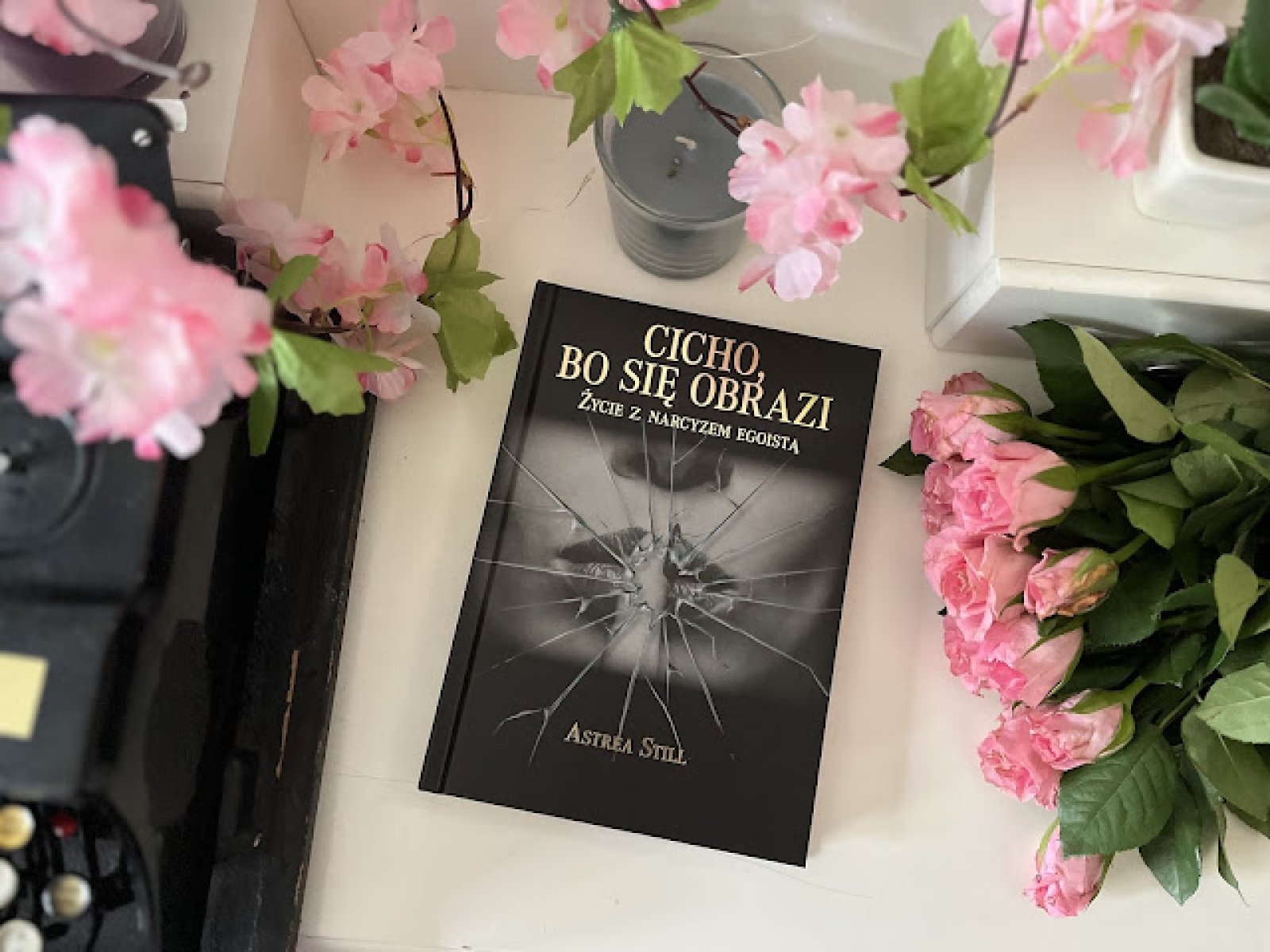 Cicho, bo się obrazi. Życie z narcyzem egoistą – Still Astrea