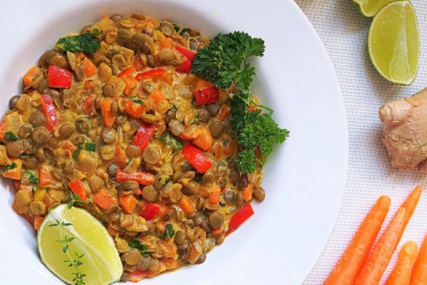 Warzywne curry z zieloną soczewicą