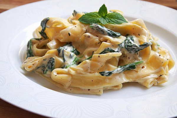 Tagliatelle z mascarpone i szpinakiem