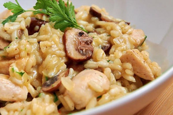 Risotto z kurczakiem i brązowymi pieczarkami