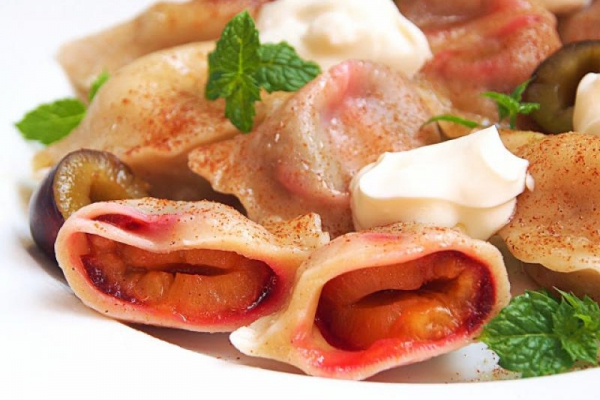 Cynamonowe pierogi ze śliwkami