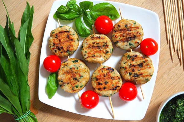 Grillowane kotleciki z czosnkiem niedźwiedzim