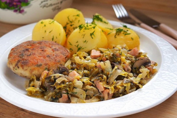 Młoda kapusta z kiełbasą, pieczarkami i koperkiem