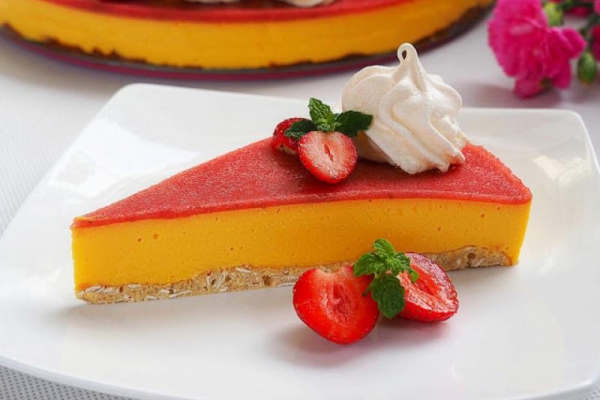Fit sernik z mango i truskawkami