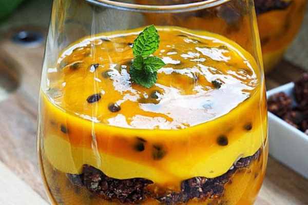 Deser jaglany z mango, marakują i granolą