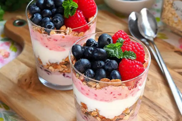 Jogurt z owocami, musli i miodem