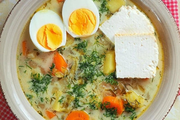 Zupa ogórkowa z jajkiem i wędzonym twarogiem