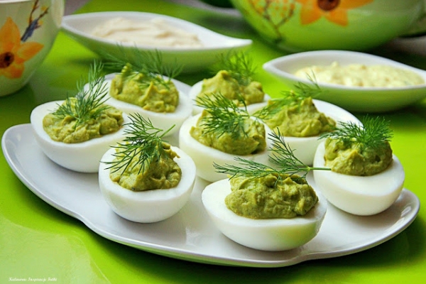 Wielkanocne inspiracje: Jajka z pastą z awokado