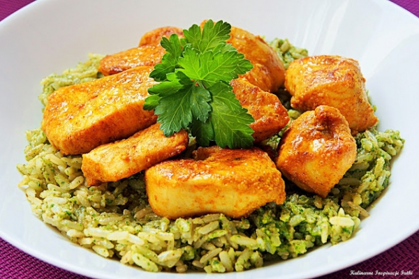 Ryż pełnoziarnisty z pesto pietruszkowym i kurczakiem curry