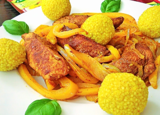 Potrawka curry z indykiem, warzywami i kuleczkami jaglanymi