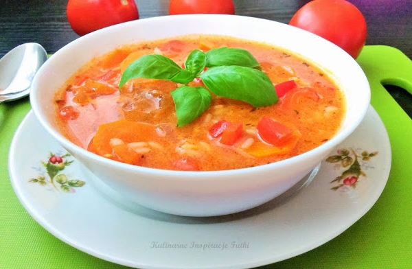 Pikantna zupa pomidorowa z ryżem i czerwoną papryką