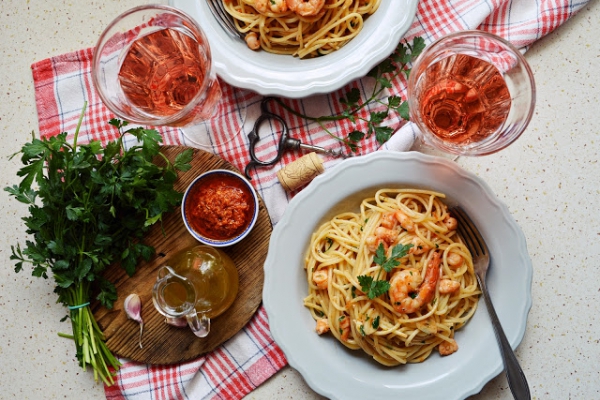 Spaghetti z krewetkami, czerwonym pesto i różowym winem
