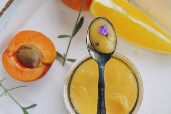 Curd morelowy z lawendą i pomarańczowym tłem