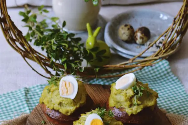 Zielone muffiny z kremem z groszku i jajkiem