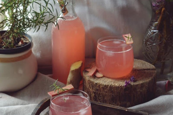 Wiosenna lemoniada rabarbarowa z imbirem i rozmarynem