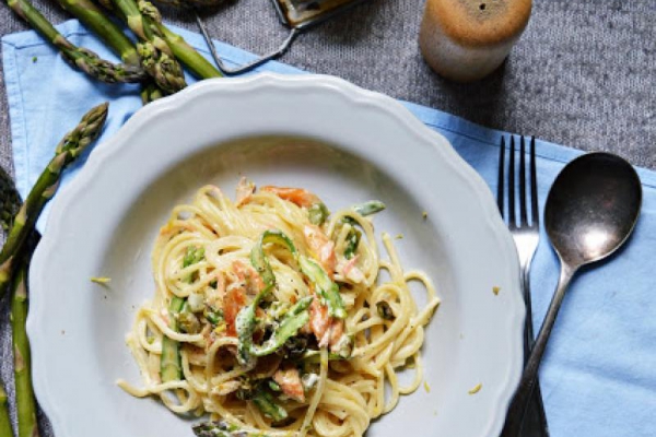 Kremowe spaghetti ze szparagami i łososiem