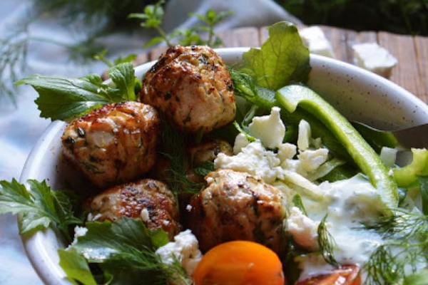 Greckie klopsiki z tzatziki i warzywami