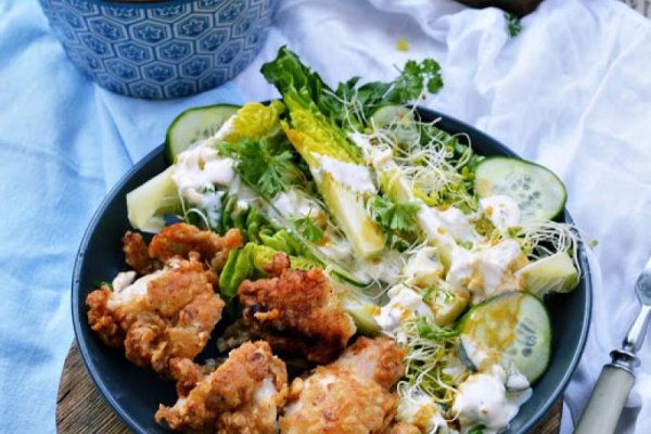 Chrupiący kurczak z sałatką Caesar i sosem blue cheese
