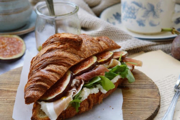 Projekt Śniadanie: Croissant z figami i prosciutto