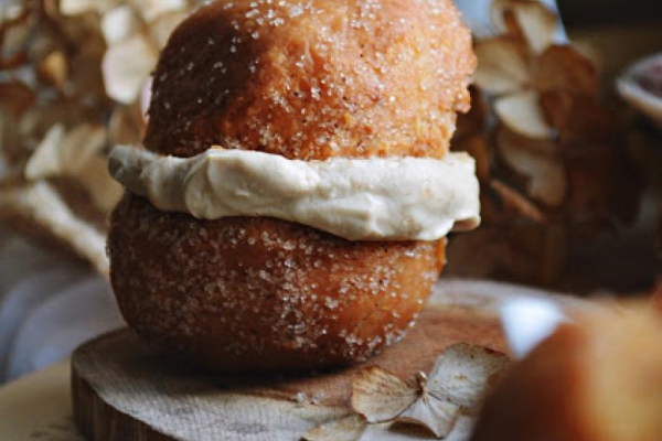 Pączki brioche z kawowym kremem mascarpone
