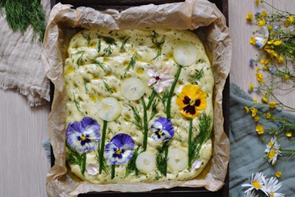 Łatwa focaccia ze szpinakiem i bratkami