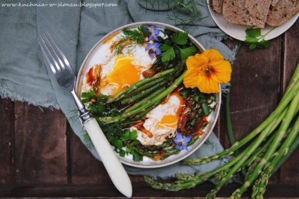 Projekt śniadanie: Jajka po turecku ze szparagami