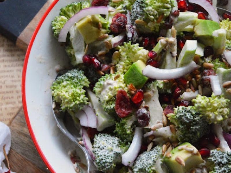 Listopadowa sałatka z surowego brokułu z żurawiną