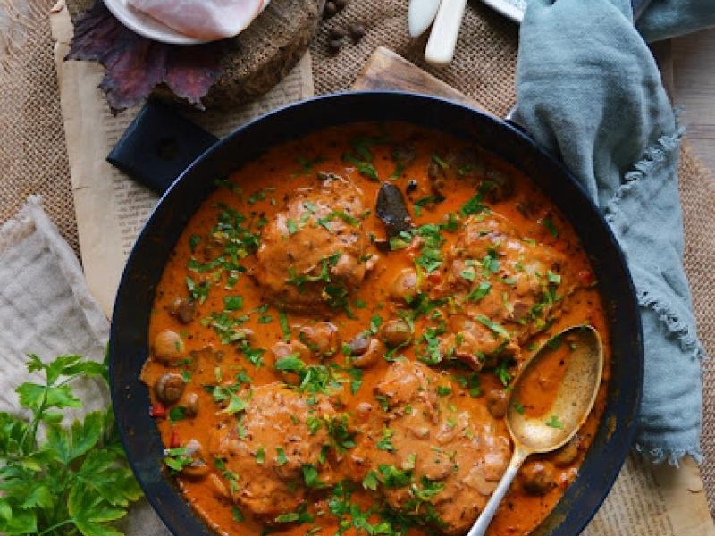 Kurczak w różowym sosie z pieczarkami i boczkiem