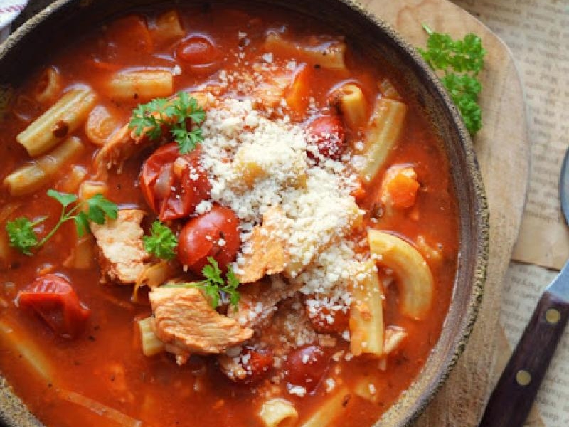 Zimowa zupa z kurczakiem i pomidorami