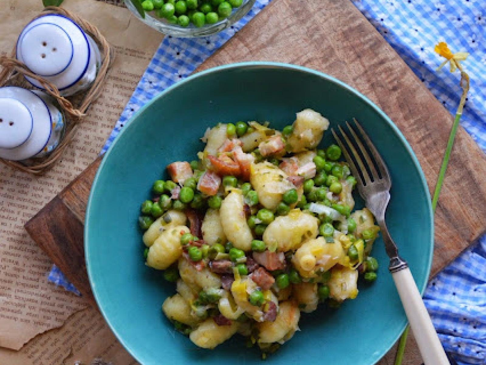 Przedwiosenne gnocchi z groszkiem i boczkiem