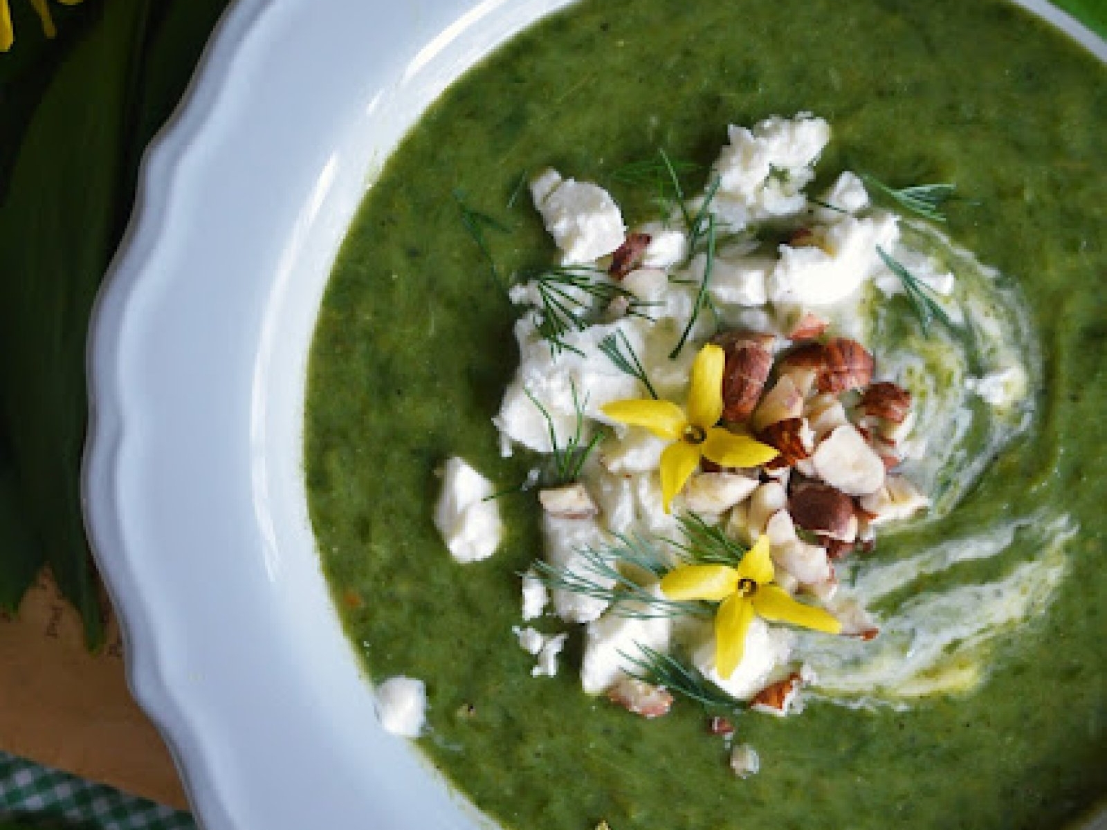 Wiosenna zupa z czosnku niedźwiedziego