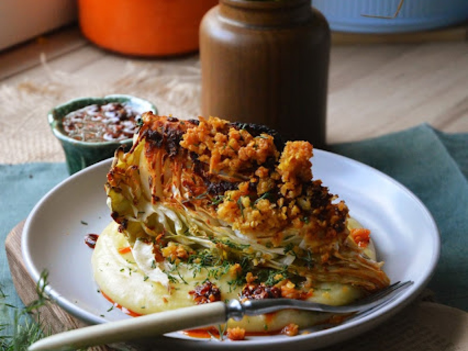 Pieczona młoda kapusta z kruszonką na kremowym puree