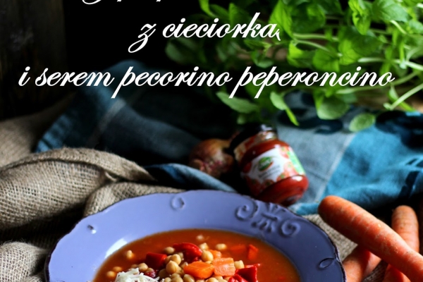 Zupa pomidorowa z cieciorką i serem pecorino peperoncino