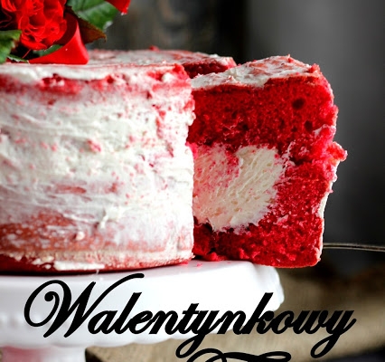 Walentynkowy tort - czerwony biszkopt z kremem i różami