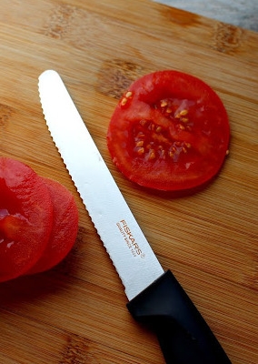 Nóż do pomidorów - pogromca wszystkich pomidorów