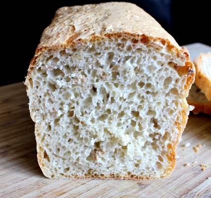 Chleb jasny mieszany z pestkami moreli