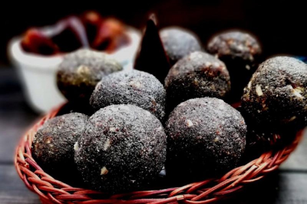 Trufle makowe z bakaliami aromatyzowane kwiatem pomarańczy