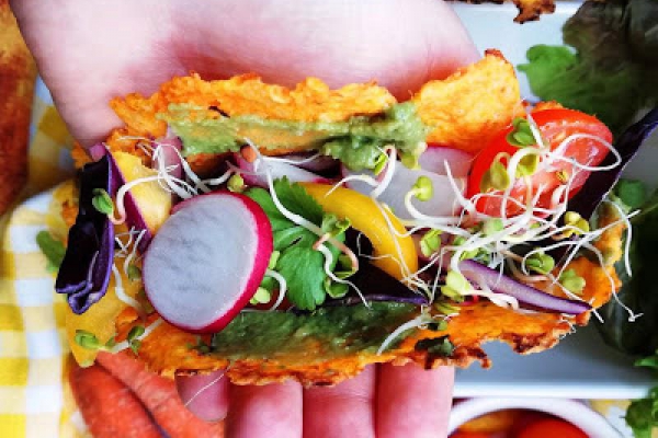 Marchewkowe Taco z wiosennymi dodatkami i guacamole