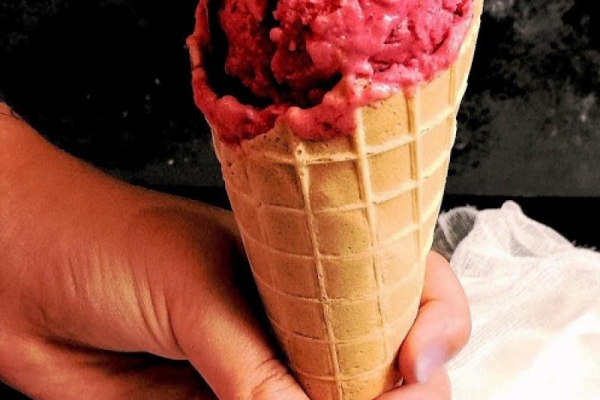 Lody z pieczonych truskawek na jogurcie