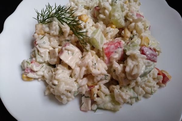 Sałatka z ryżem i surimi