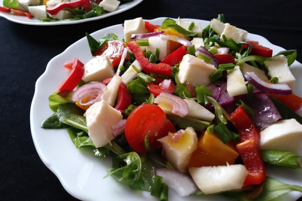 Sałatka z topinamburem, papryką i mozzarellą