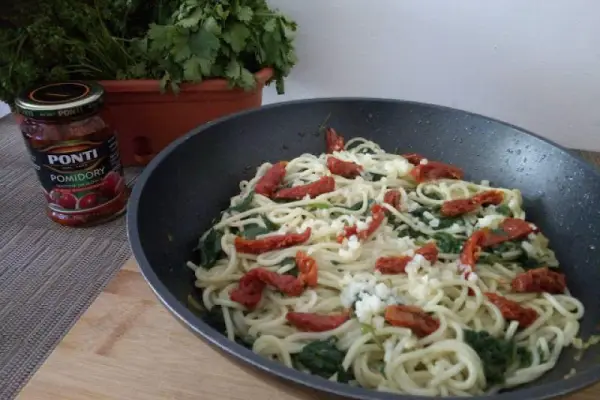 Spaghetti ze szpinakiem i suszonymi pomidorami