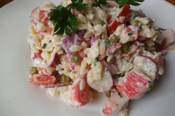 Sałatka z paluszków surimi z makaronem