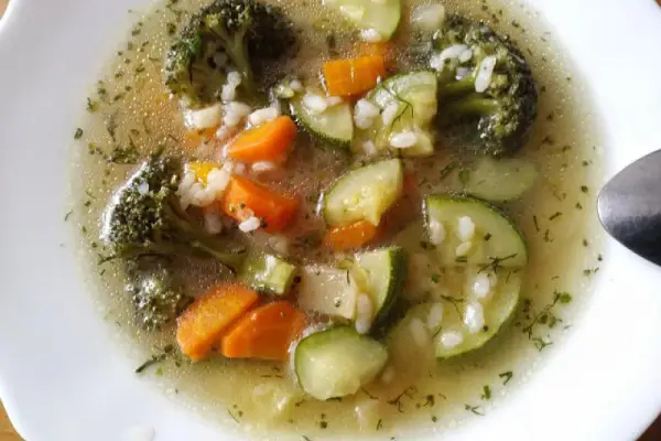 Zupa jarzynowa z brokułem i cukinią