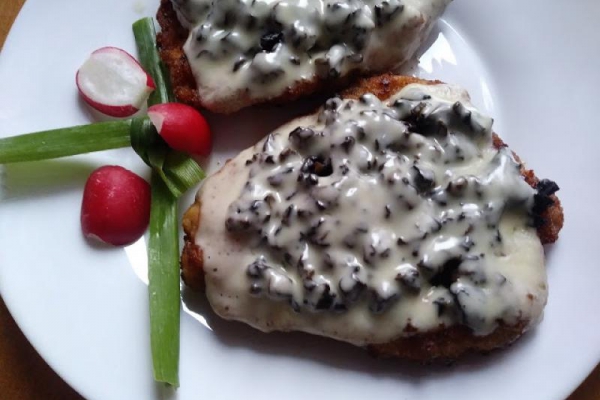Kotlet schabowy z pieczarkami i serem