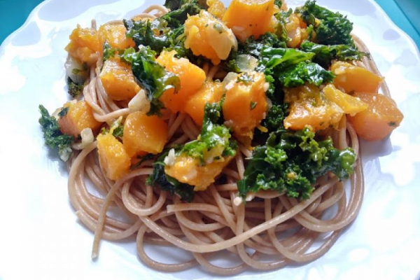 Spaghetti z dynią i jarmużem