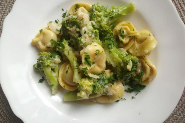 Tortellini z brokułem w sosie śmietanowym